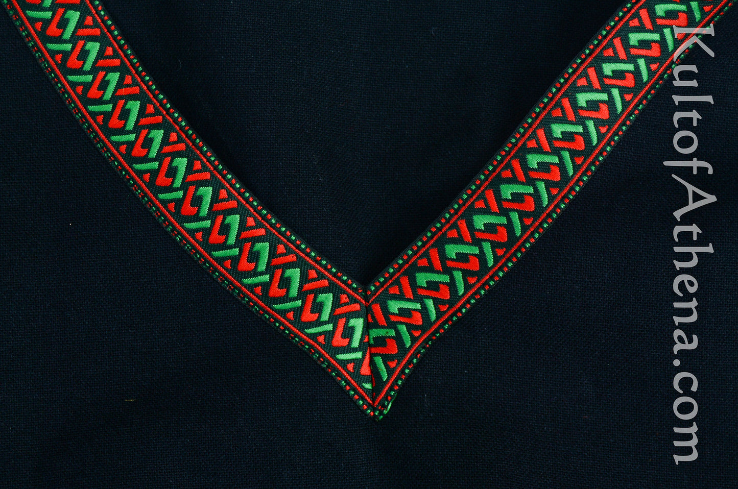 close up of the details on the collar