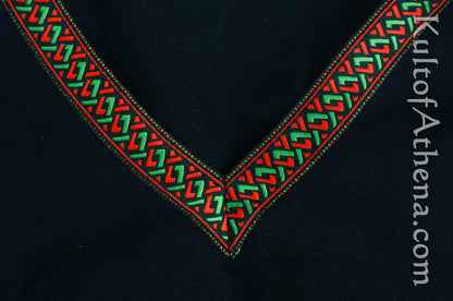 close up of the details on the collar