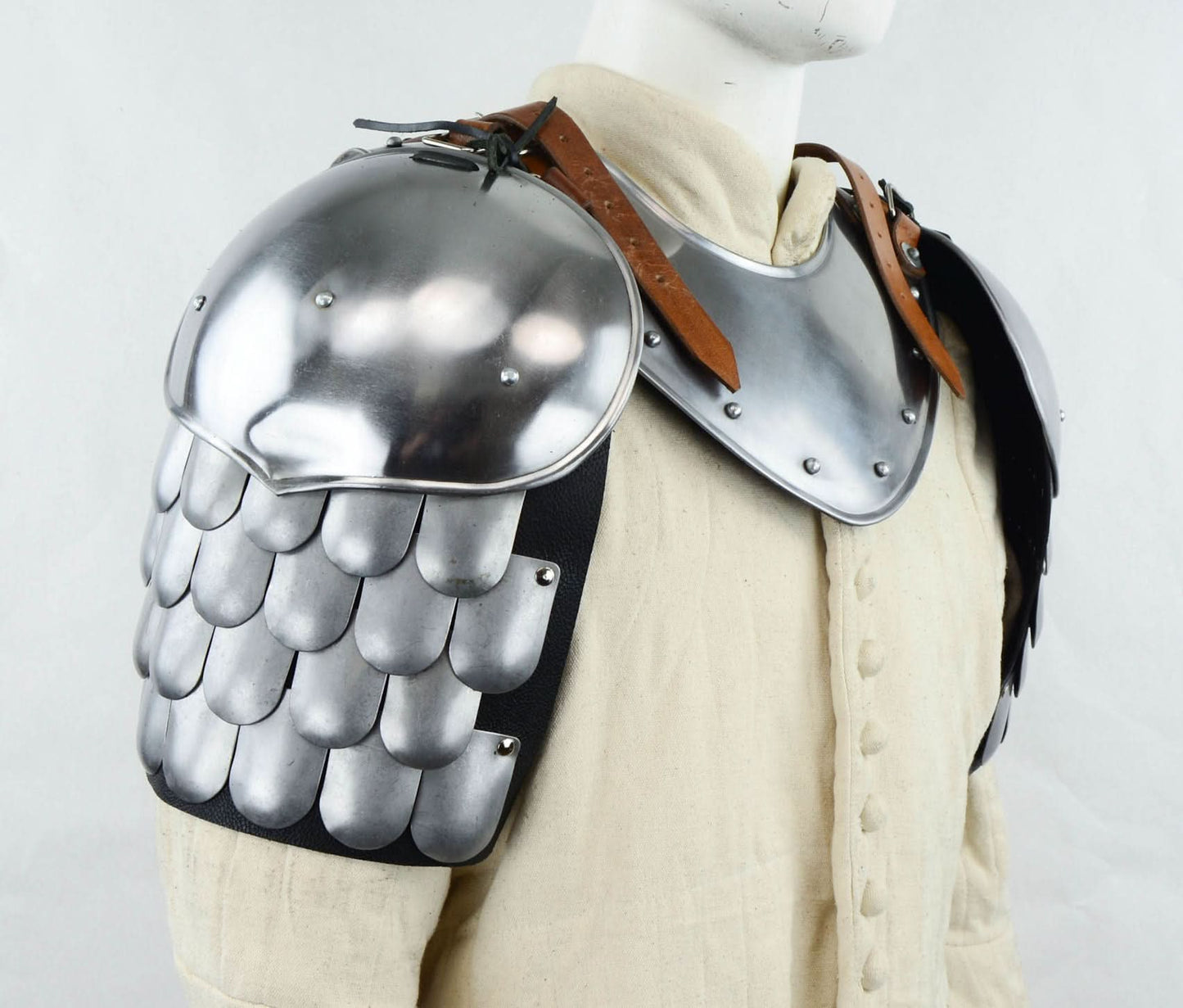 Pauldrons with Scale Armor - 18 / 20 Gauge